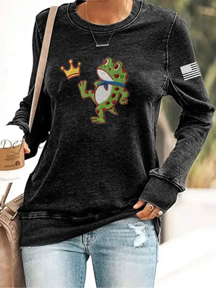 Women’s No Kings Resist Frog Print Sweatshirt Black / S