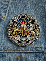 Unisex Queen's 100th Anniversary Print Brooch